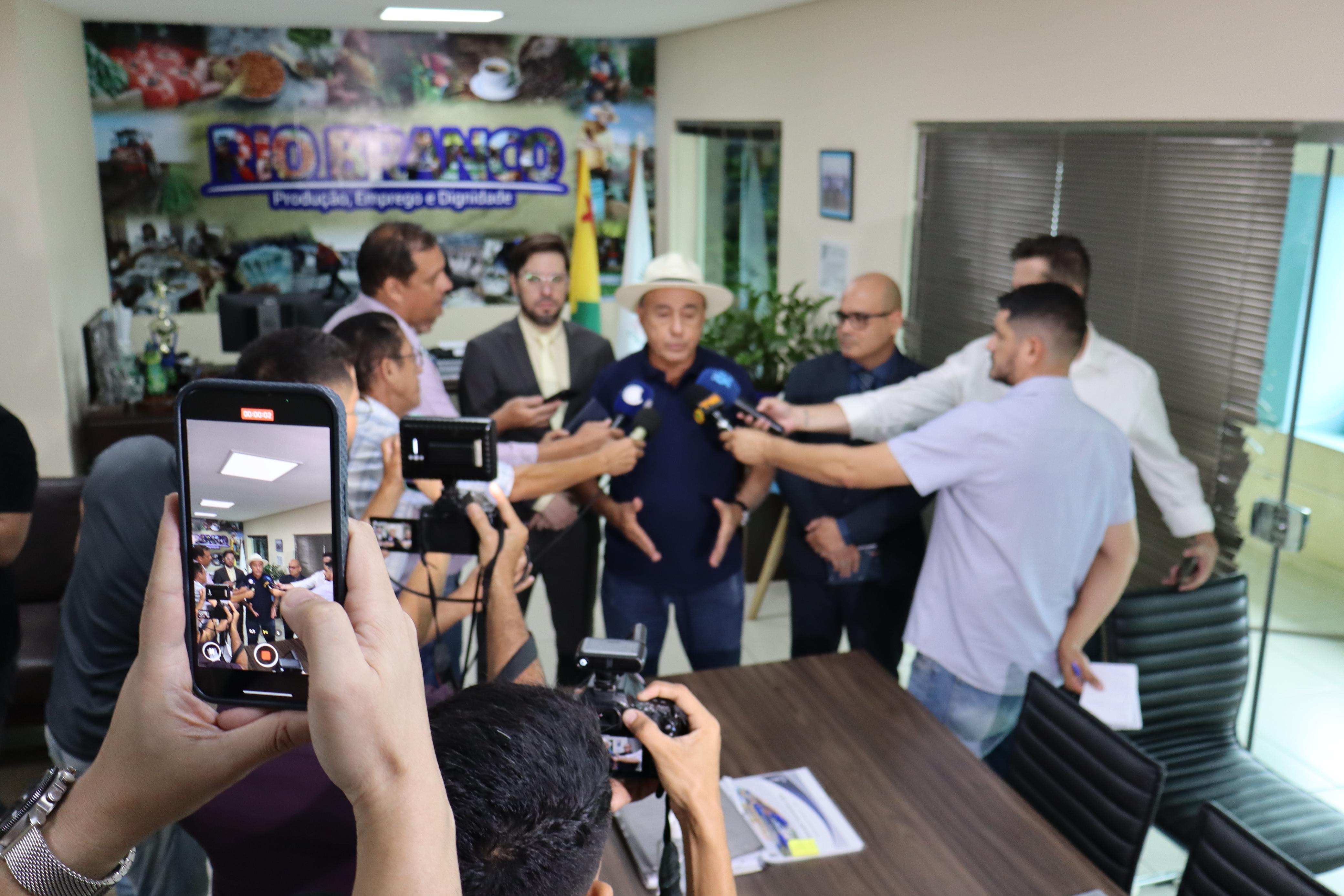 Prefeito Bocalom veta projeto que proibia crianças na Parada LGBTQIA+ em Rio Branco: “Com dor no coração que vetei a matéria!”